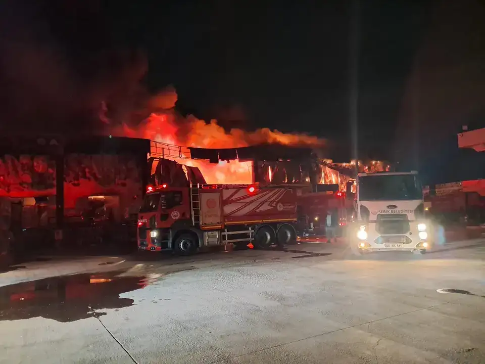 Serik’te Geceyi Alevler Sardı! Soğuk Hava Deposu Yandı 10